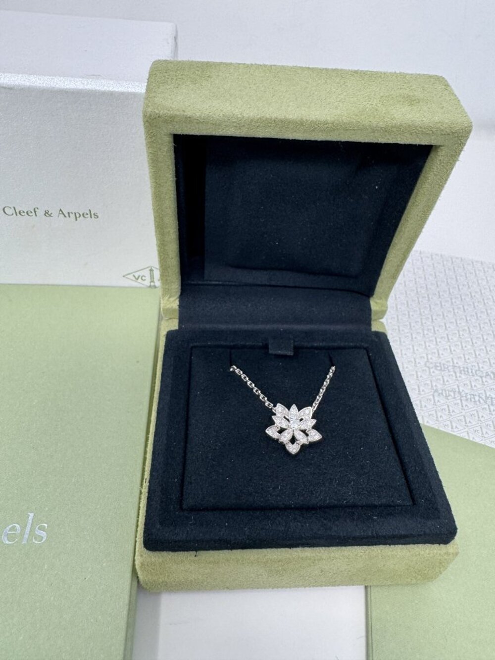 Van Cleef & Arpels Lotus openwork pendant mini model